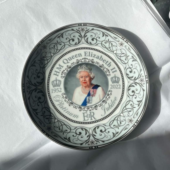 Queen Elizabeth II Platinum Jubilee Commemorative Plate - Picture 2 of 7
